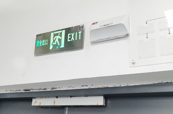 如何確保智能疏散系統(tǒng)在斷電情況下仍能正常工作？